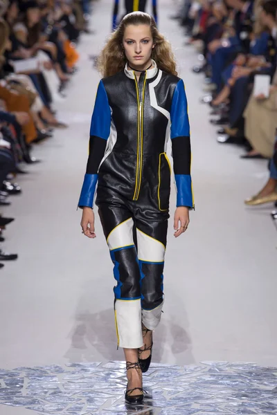 Look 10
